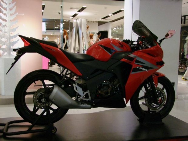 Side view of the Honda CBR150R