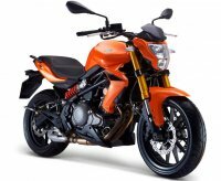 The Benelli BN302 in orange color. The Benelli BN302 delivers 37 horsepower (27 kW) at 11500 rpm and 27 Nm (2.75 kgm) at 9000 rpm. Wet sump lubrication, oil bath clutch, 6-speed transmission with chain final drive. for more information you can look at [story:The-New-2014-Benelli-BN302_Inline-two The New 2014 Benelli BN302 - Inline two-cylinder].