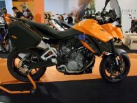 The KTM 990 Supermoto T unites a sporty, high-precision chassis with a state-of-the-art V-twin engine.